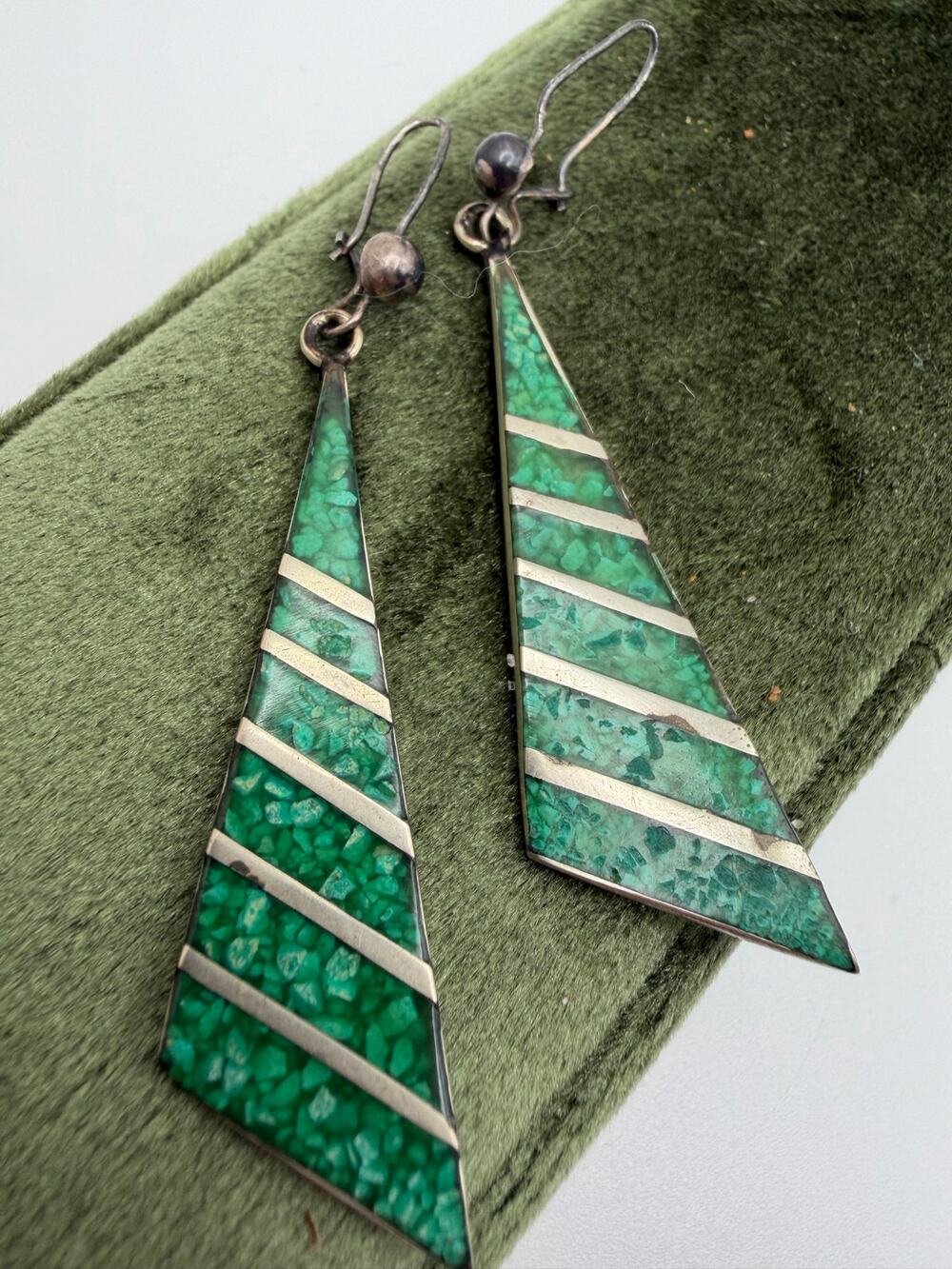 vintage made in Mexico dangle earrings crushed green malachite stone chip inlay